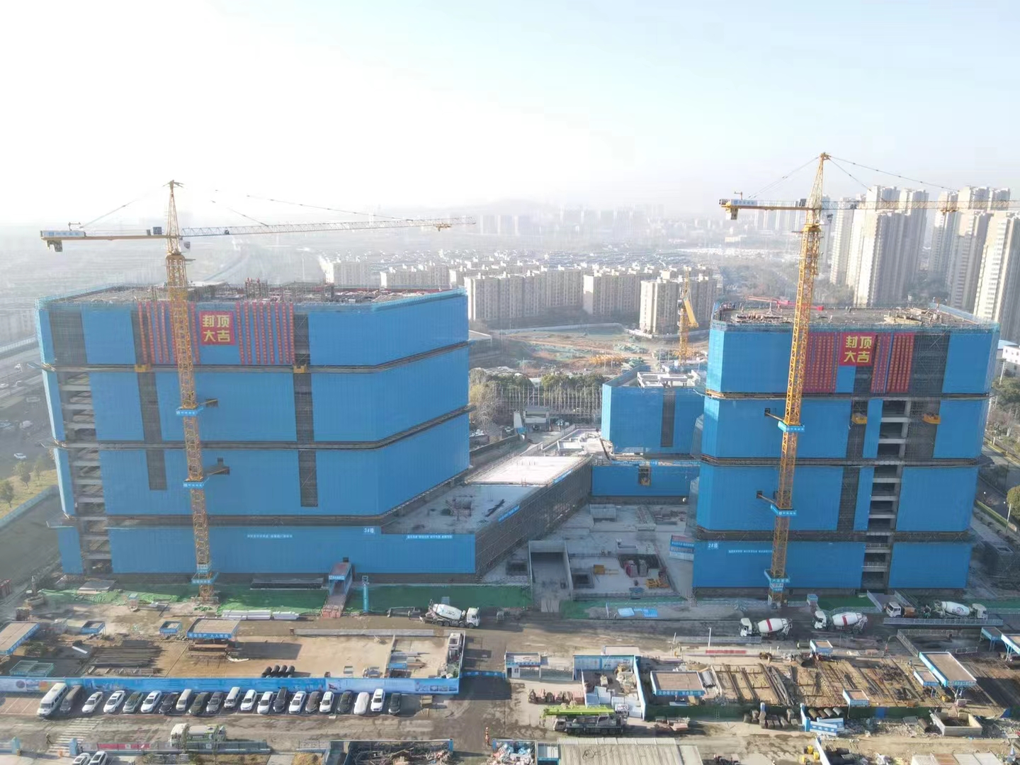 江北新区公共卫生服务中心主体结构周全封顶
